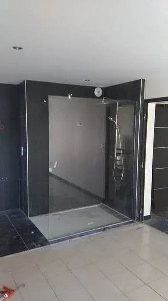 pose de douche à l'italienne avec un traitement anti calcaire
